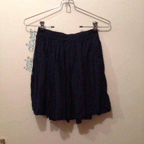 ❌ PENDING ❌ Brandy Melville navy Luma skirt