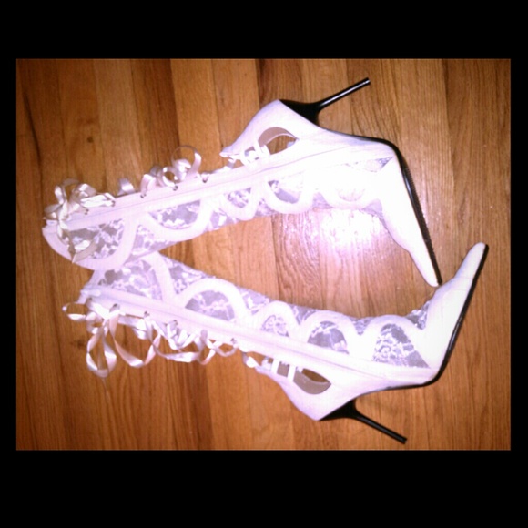 RARE!! White lace boot Ashro