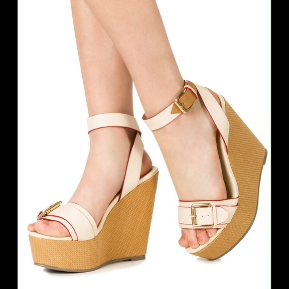 ❌RESERVED❌👠pretty JustFab wedge!👠