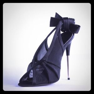 Sold Out First edition TOM FORD  HEALS!! Size 39.5