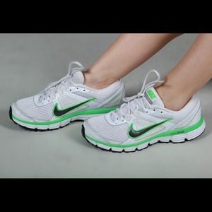 Nike Woman's Dual Fusion ST