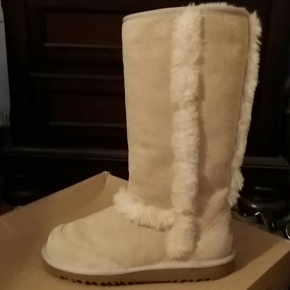 New Gorgeous UGG Boots Sz 7 in Sand color