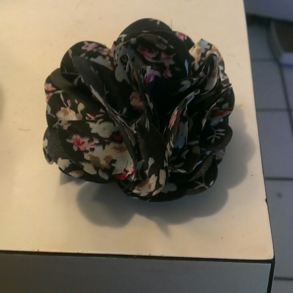 Forever 21 Accessories - Cute floral Hair clip