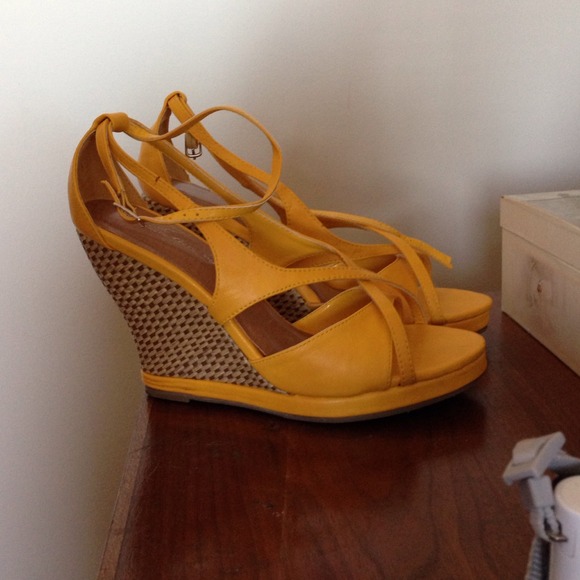 Nice shoes, yellow.size 7.0