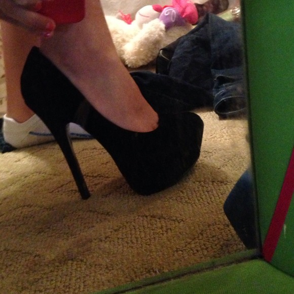 Black velvet pumps