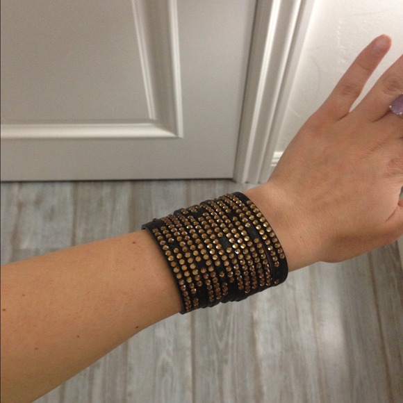 🎈$3 on Pp🎈Black and gold crystals leather cuff