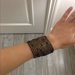 🎈$3 on Pp🎈Black and gold crystals leather cuff