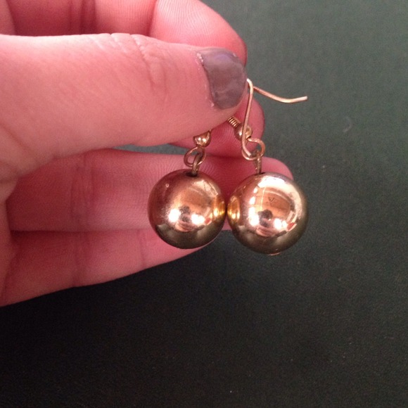 Gold dangle earrings - Picture 2 of 3