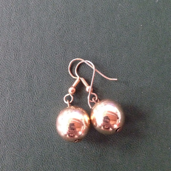 Gold dangle earrings - Picture 3 of 3