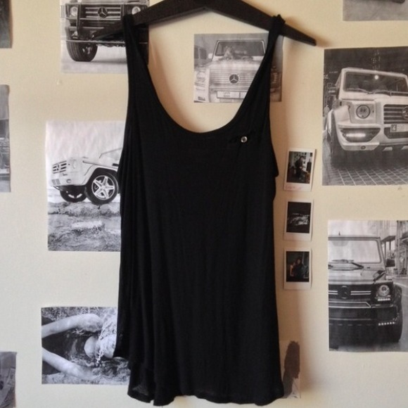 black loose tank