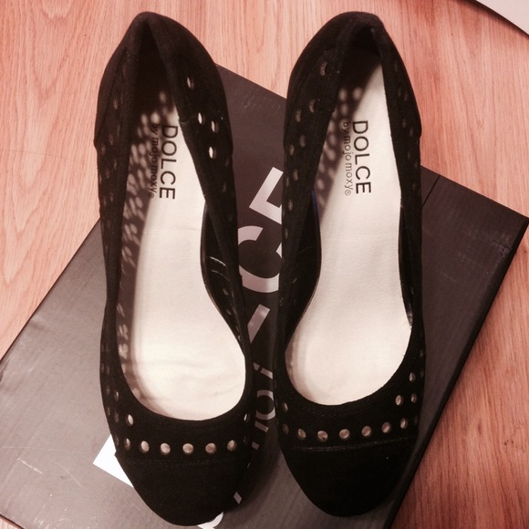 Dolce by Mojo Moxy Black Cutout Pump. - Picture 2 of 4