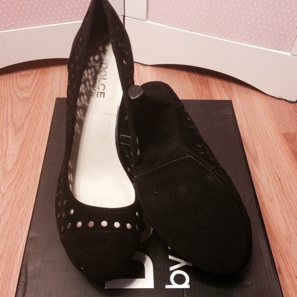 Dolce by Mojo Moxy Black Cutout Pump. - Picture 4 of 4