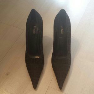 FENDI logo pointed toe stiletto (Size 5/35)