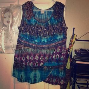 Multicolored shirt no sleeves layers at the bottom