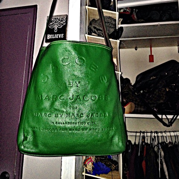 Reversible green and brown messenger