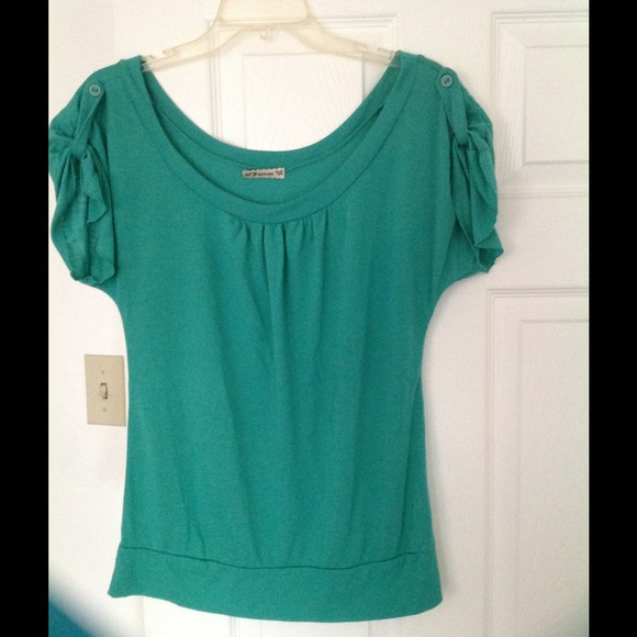Forever 21  Double Scoop Split Sleeve T W/Buttons - Picture 1 of 1