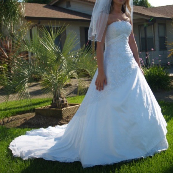 💢LOWERED PRICE💢Gorgeous wedding dress with veil - Picture 1 of 4