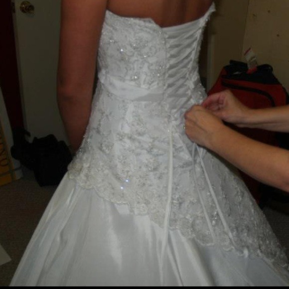 💢LOWERED PRICE💢Gorgeous wedding dress with veil - Picture 2 of 4