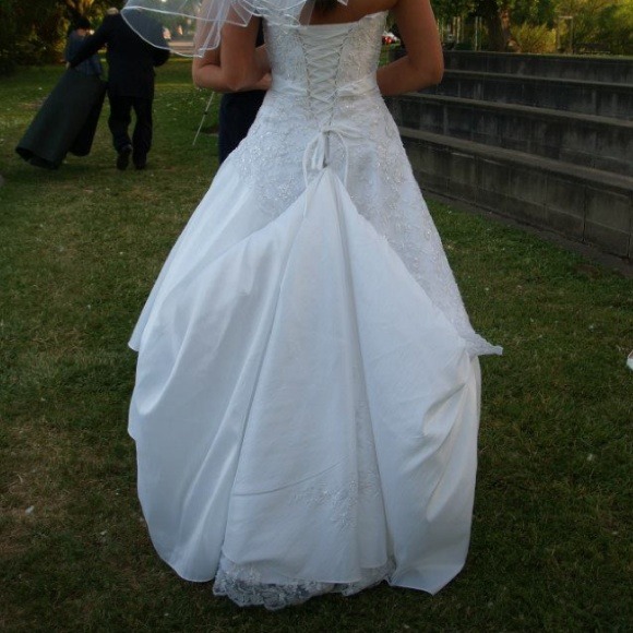💢LOWERED PRICE💢Gorgeous wedding dress with veil - Picture 3 of 4
