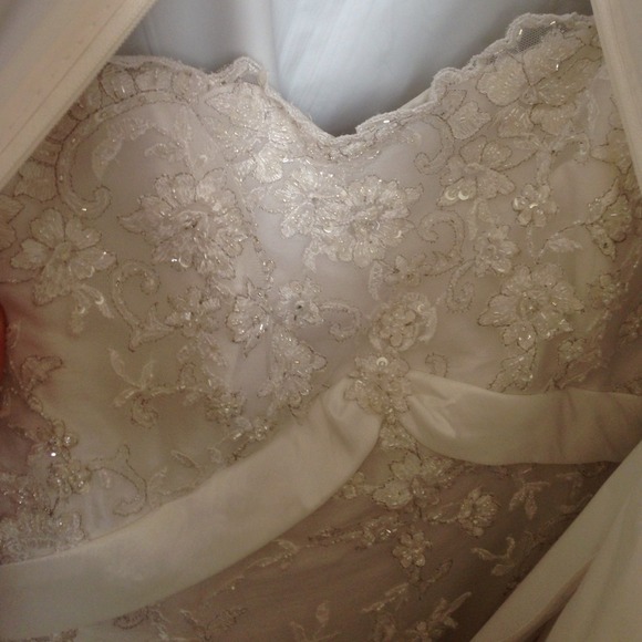 💢LOWERED PRICE💢Gorgeous wedding dress with veil - Picture 4 of 4