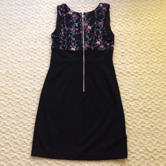 Black and Floral Body Con Dress - Picture 2 of 2