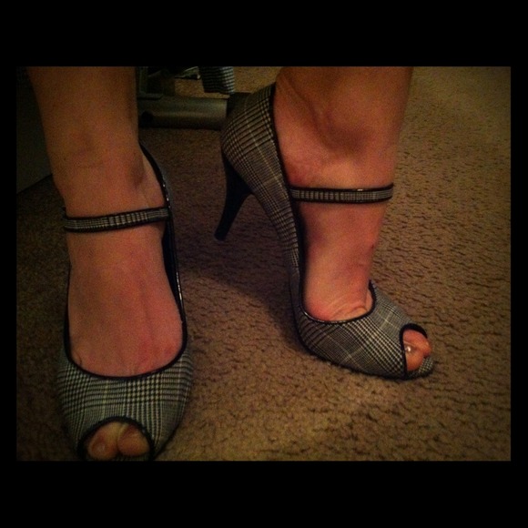 Peep toe heel