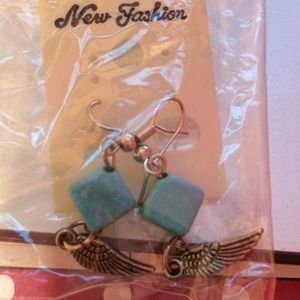 Cute lil feather earrings