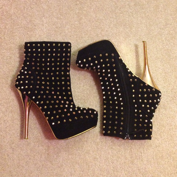 SOLD Black/Gold spiked boots - Picture 2 of 4