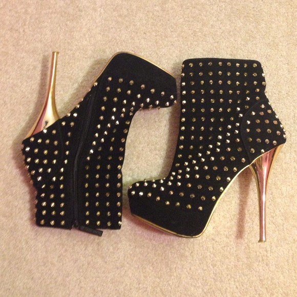 SOLD Black/Gold spiked boots - Picture 3 of 4