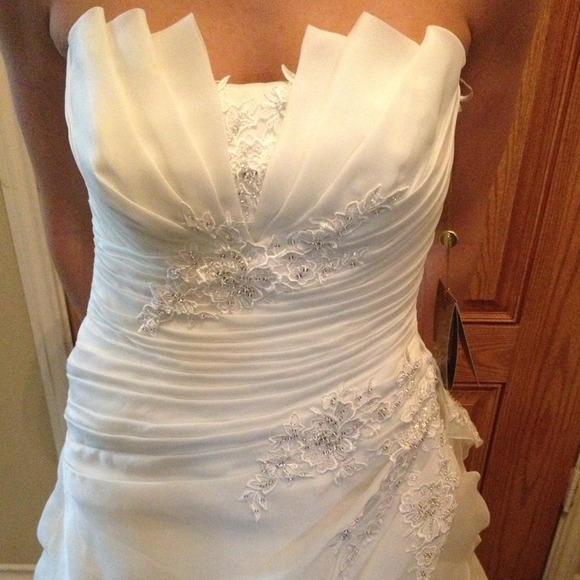 Wedding gown. Gorgeous! Never worn never altered. - Picture 2 of 4