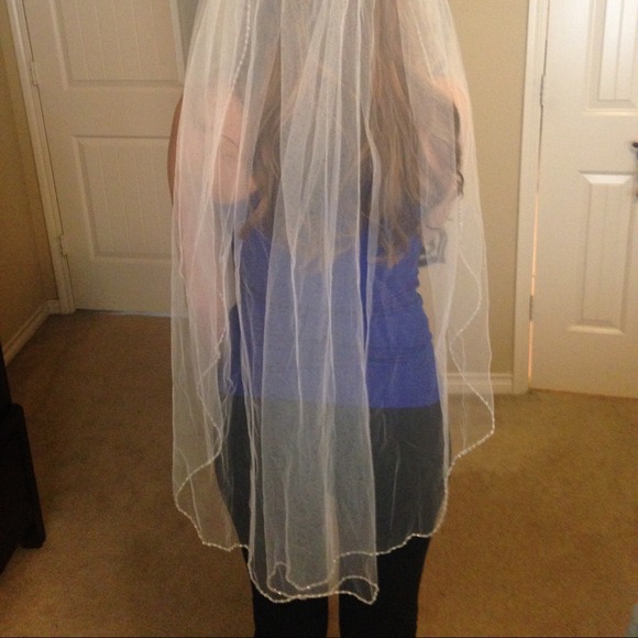 Brand new veil - Picture 3 of 3