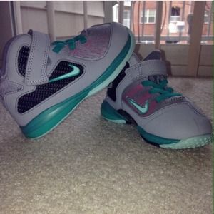 BUNDLE/JORDAN 9 RETRO/LEBRON 9 SOUTH BEACH 8C (TD)