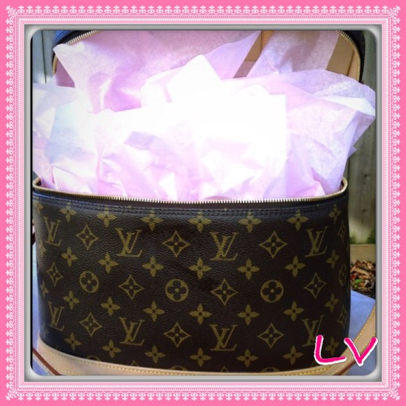 Louis Vuitton Handbags - Louis Vuitton travel case!💎