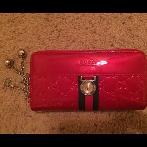 Gucci. Red leather Microguccissima wallet.