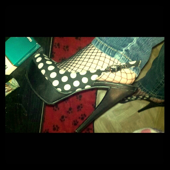 Black/white polka dot heels!