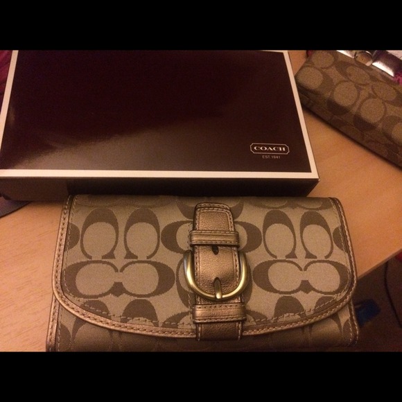 🚫Sold🚫Coach checkbook wallet - Picture 1 of 3