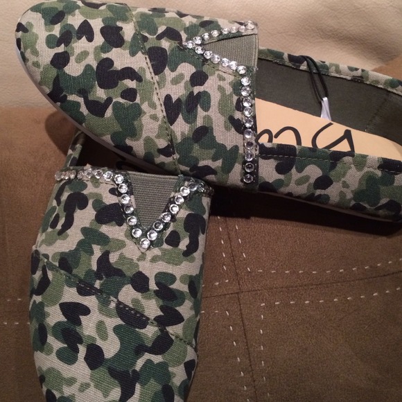 Size 8.5 NWT Camo canvas flats. Bundled