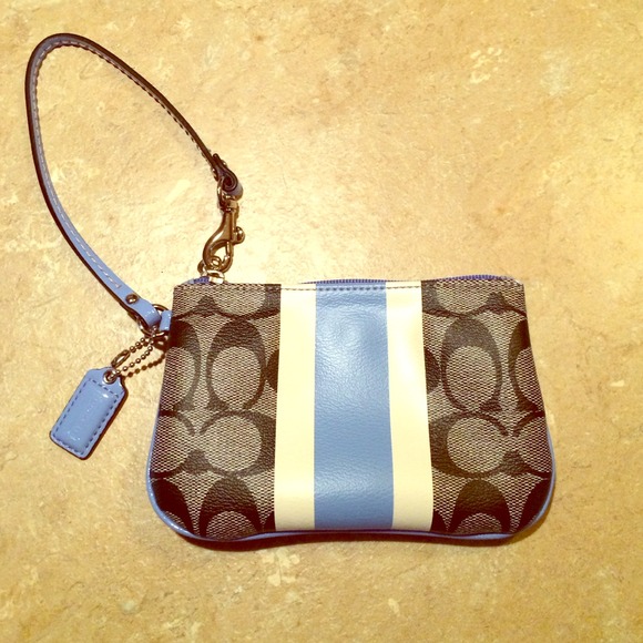 ** SOLD ** 👛 Coach Wristlet 👛