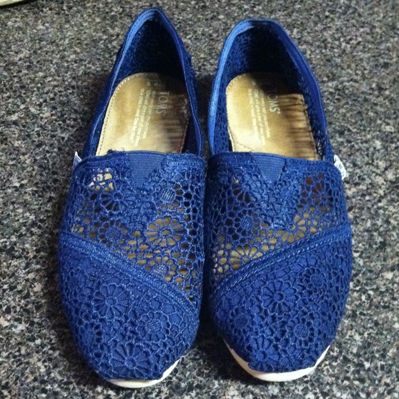 Reserved for @sbugai Navy crochet TOMS- Like New