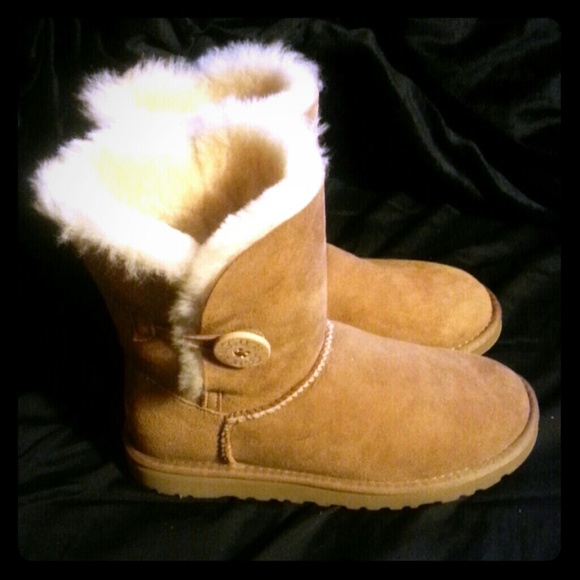 Uggs Chestnut Bailey button size 6