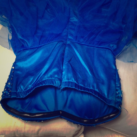 Short blue feathered dress with a ribbon. 👍