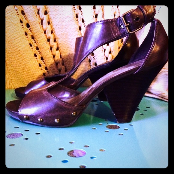 T strap brown sandals