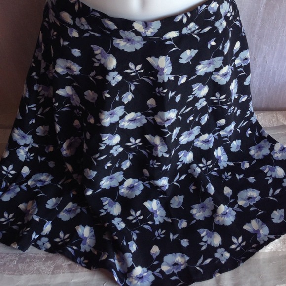 ๐Cute skirt๐ - Picture 2 of 2