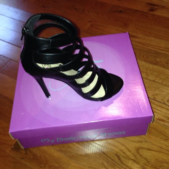 Delicious Shoes strappy heels! Super cute!!