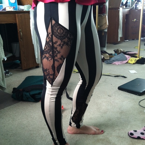 🚫SOLD🚫Black and white striped leggings NWOT - Picture 2 of 2
