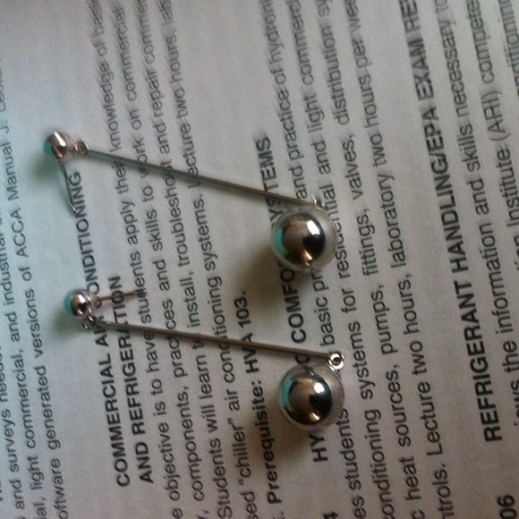 14k white gold earrings perfect condition - Picture 1 of 3