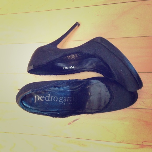 L@@K* Pedro Garcia raw edge satin pump