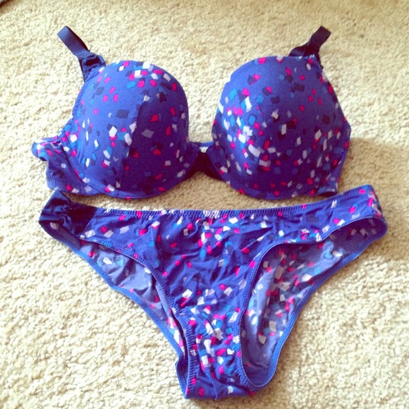 6ixty 8ight 34D & size medium set!