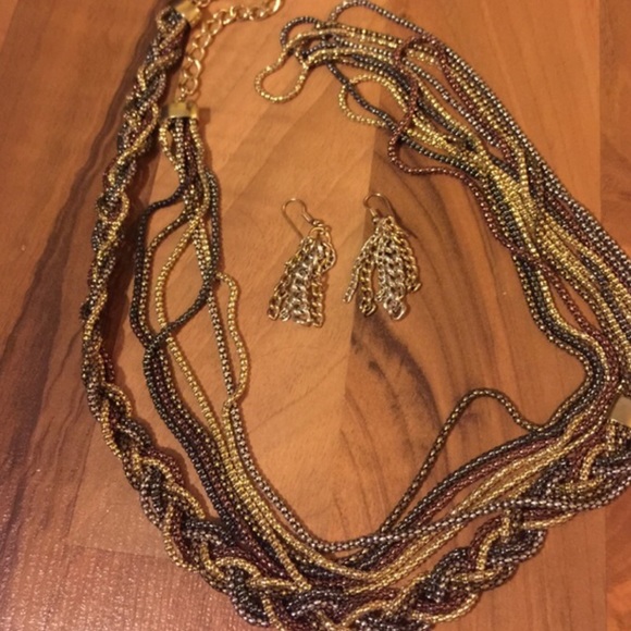 Jewelry - NECKLACE AND EARRINGS SET🎉HOST PICK 9/1