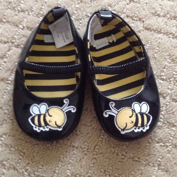 Crazy 8 size 3 baby bumblebee shoes